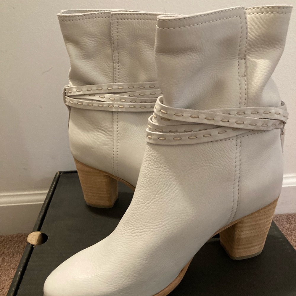 NWT Frye Naomi Pickstitch boots in ivory!